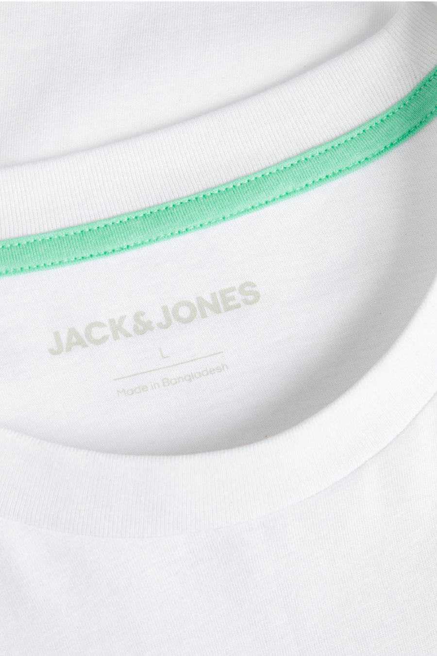 Wit Jack & Jones T-shirt met groene boord en label.
