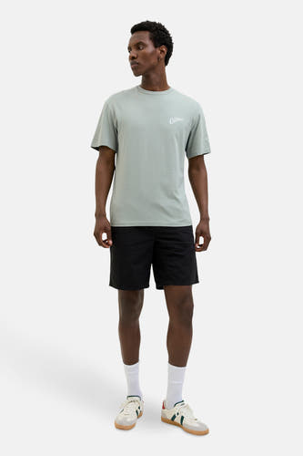Groen T-shirt met korte mouwen van ORIGINALS BY JACK & JONES, gedragen met zwarte shorts en witte sokken.