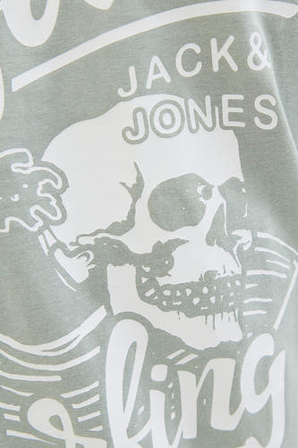 Planche d'ident d'un T-shirt vert vert avec une impressionpression d'im mortsque et la texte "Jack & Jones".