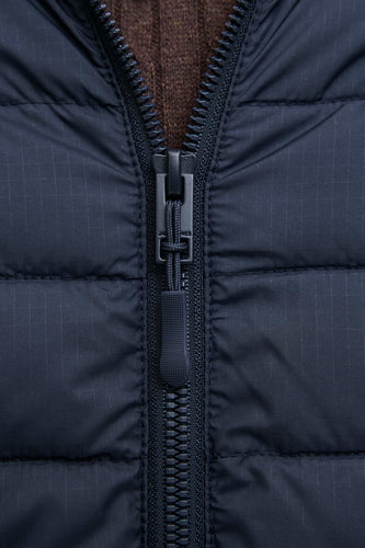 Donkerblauw gewatteerd jack met ritssluiting.
