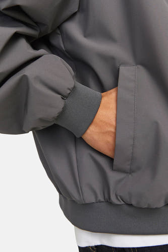 Manteau gris court de PREMIUM par JACK & JONES, avec des manches côtelées et une main dans la poche.