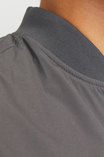 Manteau gris court de PREMIUM par JACK & JONES, détail du col avec texture.