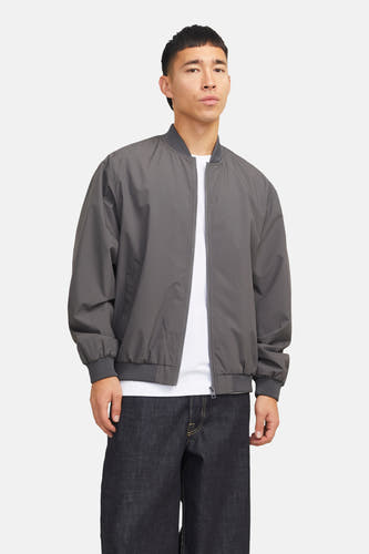 Manteau gris court de PREMIUM par JACK & JONES, avec des manches longues et un T-shirt blanc et un pantalon foncé.