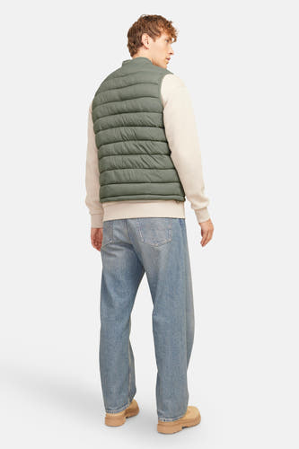 Gilet multicolore de PREMIUM BLUE par JACK & JONES, avec un design tricoté et associé à un pull crème et des jeans bleus.