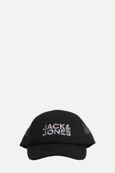 Chapeau noir d'ACCESSORIES BY JACK & JONES, avec logo imprimé en argent et dos en mesh, vue de face.