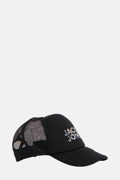 Zwarte pet van ACCESSORIES BY JACK & JONES, met zilveren logo-opdruk en mesh achterkant, in zijaanzicht.
