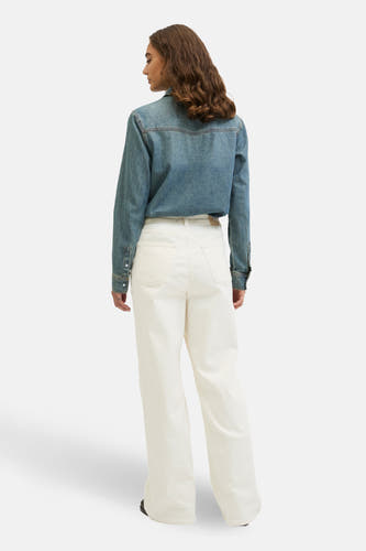 Jean large blanc cassé de JJXX, associé à une blouse en denim, vu de dos.
