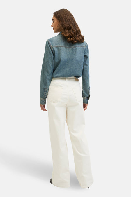 Jean large blanc cassé de JJXX, associé à une blouse en denim, vu de dos.