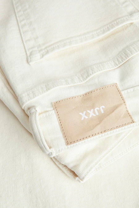 Jean en denim blanc cassé large de JJXX, avec une patch en cuir et un détail de corde.
