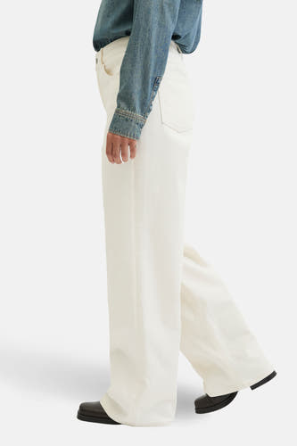 Jean en denim blanc cassé large de JJXX, avec une longue jambe et des poches à l'arrière, en vue latérale.