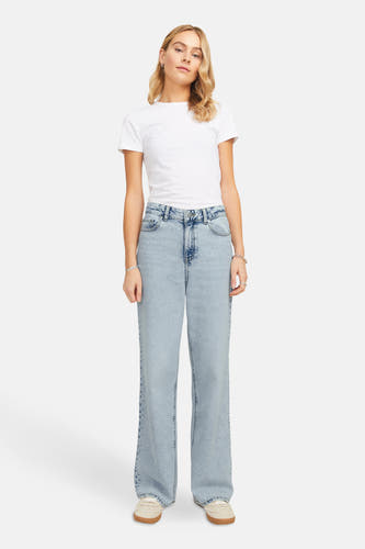 Jean en denim bleu clair large de JJXX, avec un motif stonewash et des surures cuivrées.