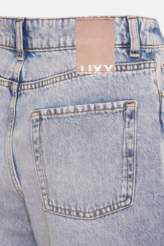 Jean en denim bleu clair large de JJXX, détail de l'arrière avec poche et étiquette de marque.