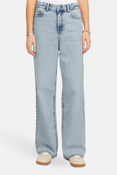 Jean décontracté de denim bleu clair de JJXX, avec un effet stonewash.