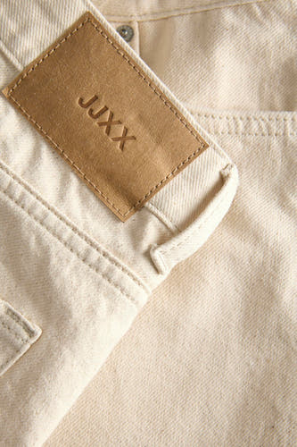 Jupe/short écru de JJXX avec une étiquette en cuir et des coutures subtiles, gros plan.