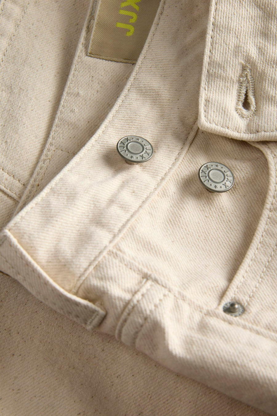 Jupe-short écru de JJXX, avec boutons argentés et une étiquette sur la ceinture.