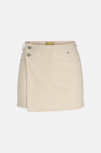 Skort écru de JJXX, avec détails de boutons sur le côté et une coupe courte.