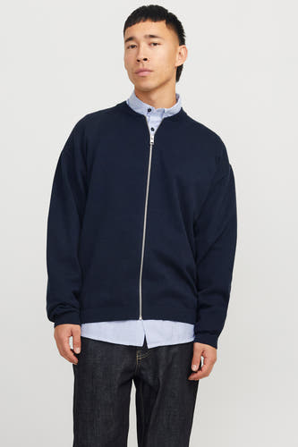 Veste bleue d'ORIGINALS BY JACK & JONES, portée sur un chemisier rayé et un pantalon de denim foncé.