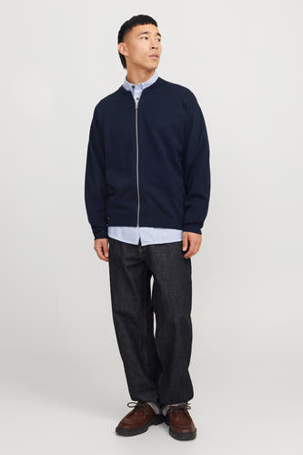 Blauw vest van ORIGINALS BY JACK & JONES, gedragen over een gestreept overhemd en donkere denim broek.