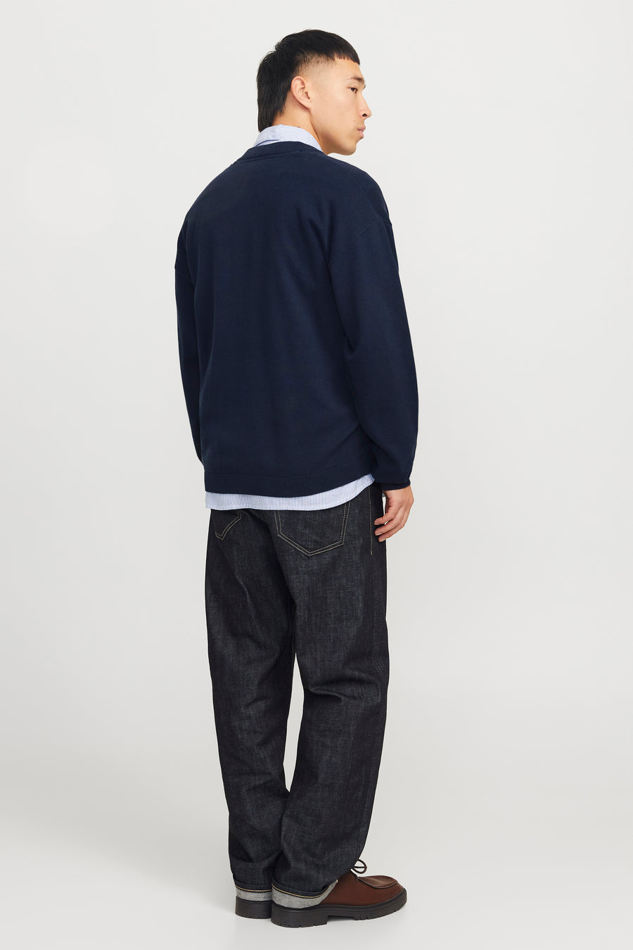 Gilet bleu d'ORIGINALS BY JACK & JONES, porté sur un chemisier rayé, avec des jeans foncés et des chaussures marrons.