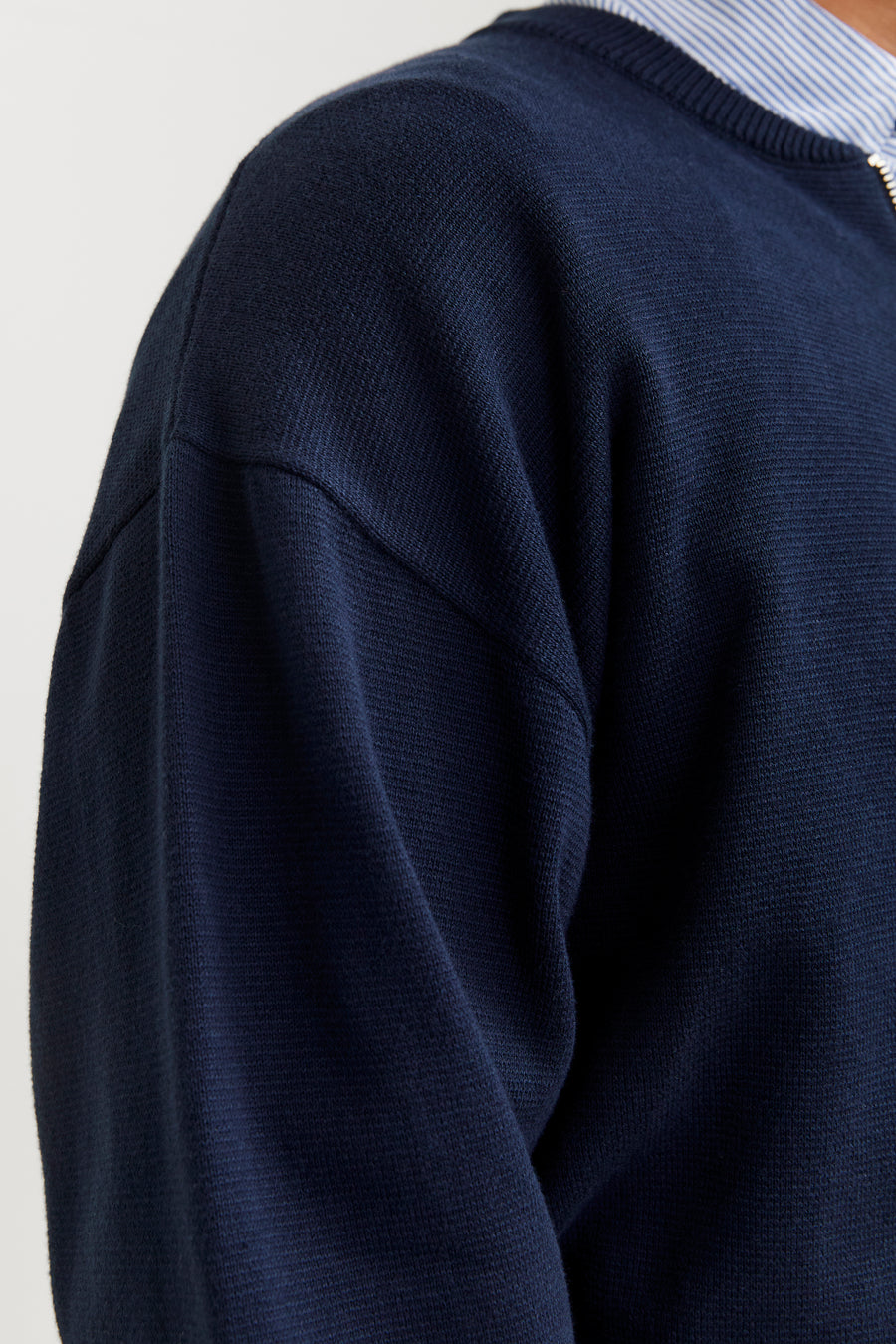 Gilet bleu d'ORIGINALS BY JACK & JONES, avec une texture douce et une coupe décontractée.
