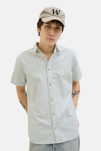 Chemise rayée verte de PREMIUM par par JACK & JONES, manches courtes, avec une casquette beige.