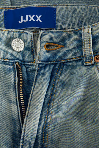 Jean en denim bleu clair large de JJXX, avec des poches classiques et une légère dégradation de couleur sur l'arrière.
