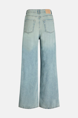 Jean en denim bleu clair large de JJXX, avec un effet délavé du haut vers le bas sur un fond blanc.