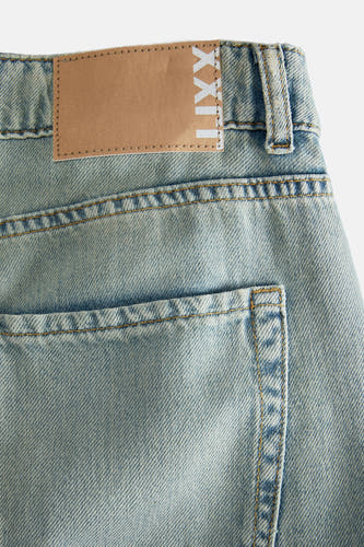 Lichtblauwe denim jeans van JJXX, met achterzakken en een leren merklabel aan de tailleband.
