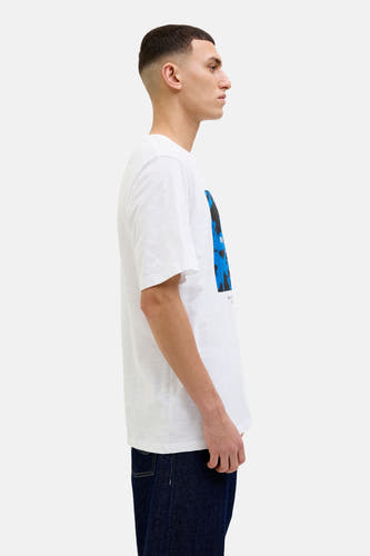 T-shirt blanc à manches courtes de CORE BY JACK & JONES, vue latérale, avec imprimé bleu et noir, associé à des jeans foncés.