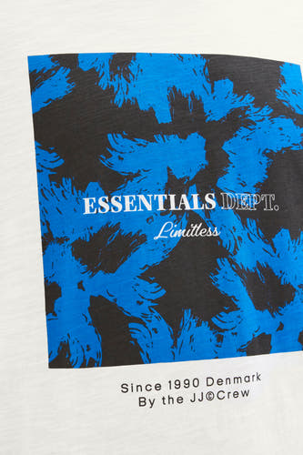 T-shirt blanc à manches courtes de Core by Jack & Jones, avec imprimé camouflage bleu et noir et texte.