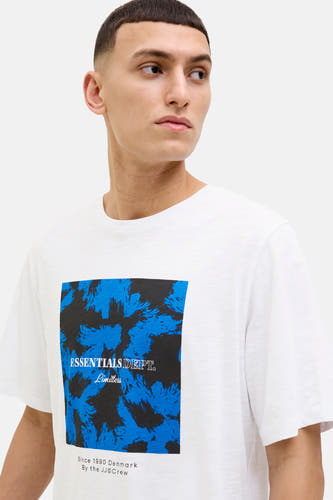 T-shirt blanc à manches courtes de CORE BY JACK & JONES, avec un imprimé bleu et noir sur la poitrine.