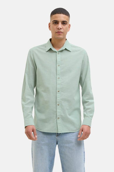 Chemise verte à manches longues de PREMIUM by JACK & JONES, portée avec un jean bleu.