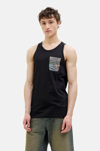 T-shirt noir d'ORIGINALS BY JACK & JONES avec une poche de poitrine à imprimé feuille, porté avec un pantalon en denim.