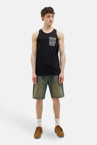 T-shirt noir d'ORIGINALS BY JACK & JONES avec un poche poitrine cousue, porté avec des shorts en denim et des chaussures en cuir suédé.