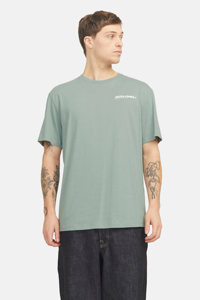 T-shirt vert avec manches courtes d'ORIGINALS BY JACK & JONES, avec des tatouages sur les bras.