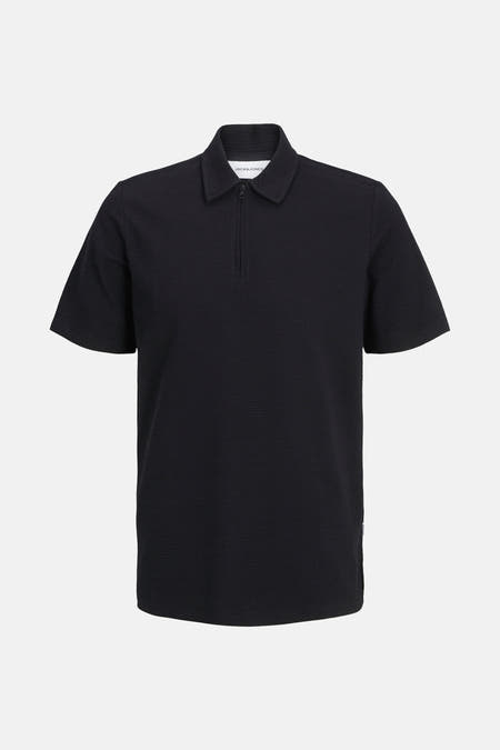 Polo noir à manches courtes de CORE BY JACK & JONES, avec une subtile texture et une fermeture éclair courte.