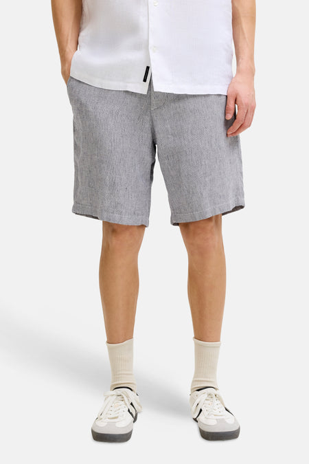 Short gris de JACK & JONES JEANS INTELLIGENCE avec une texture fine, stylé avec une chemise blanche et des baskets.