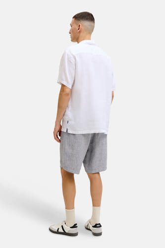 Short en lin d'aspect gris de JACK & JONES JEANS INTELLIGENCE, porté par un homme avec une chemise blanche, photographié de dos.