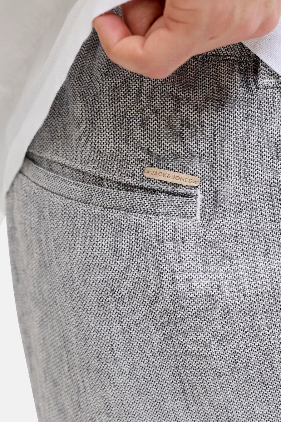 Short bleu de JACK & JONES, gros plan sur la poche avec un motif tissé gris clair et une étiquette de marque.