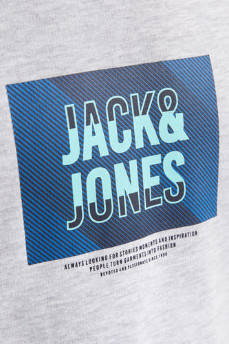 Gilet gris avec col rond de CORE by JACK & JONES, avec imprimé logo bleu sur la poitrine.
