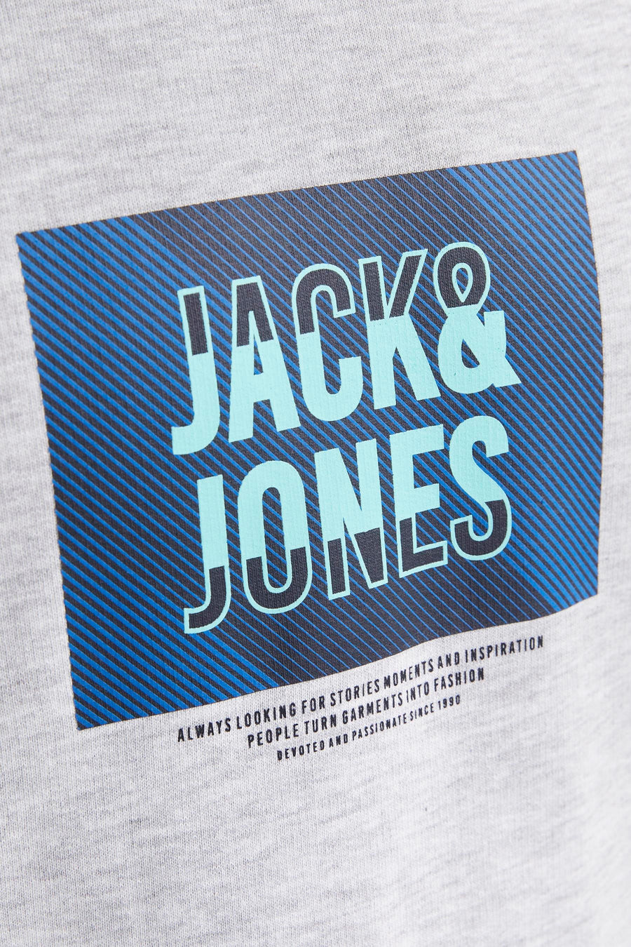 Gilet gris avec col rond de CORE by JACK & JONES, avec imprimé logo bleu sur la poitrine.