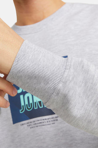 Pull gris de CORE BY JACK & JONES, avec des manches longues et des bordures côtelées.
