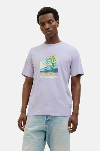 T-shirt bleu marine à manches courtes d'Originals by Jack & Jones, avec une impression tropicale et porté avec des jeans légers.