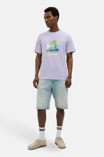 T-shirt par ble avec manches courtes d'ORIGINALS by JACK & JONES, avec une impression graphique et associé à des shorts en denim.