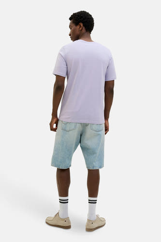 T-shirt bleu marine à manches courtes d'ORIGINALS BY JACK & JONES, vu de dos, associé à des shorts en denim et à des chaussettes rayées.