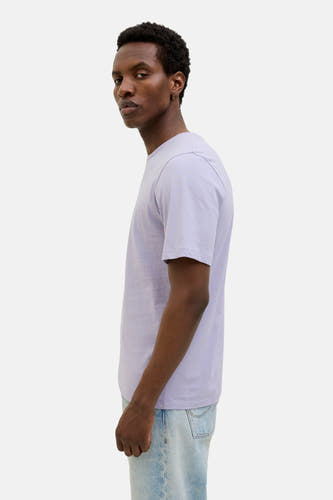 T-shirt par ble avec manches courtes d'ORIGINALS BY JACK & JONES, représenté sur le côté, associé à des jeans bleu clair.