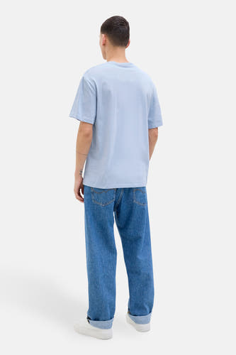 T-shirt bleu à manches courtes d'ORIGINALS BY JACK & JONES, dos, porté avec des jeans décontractés et des baskets blanches.