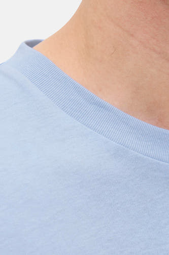 T-shirt bleu à manches courtes d'ORIGINALS BY JACK & JONES, gros plan de la ligne du col.