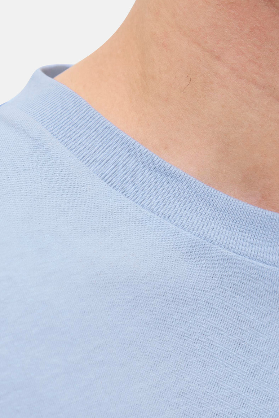 T-shirt bleu à manches courtes d'ORIGINALS BY JACK & JONES, gros plan de la ligne du col.