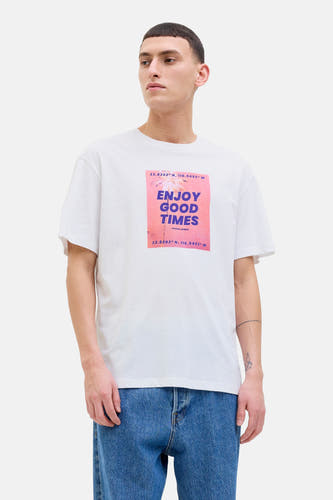 T-shirt blanc à manches courtes d'ORIGINALS BY JACK & JONES, avec une impression graphique et associé à des jeans bleus.
